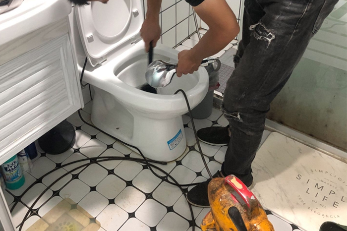 英德马桶堵塞自己疏通还是找师傅?专业上门服务让你省时更省心